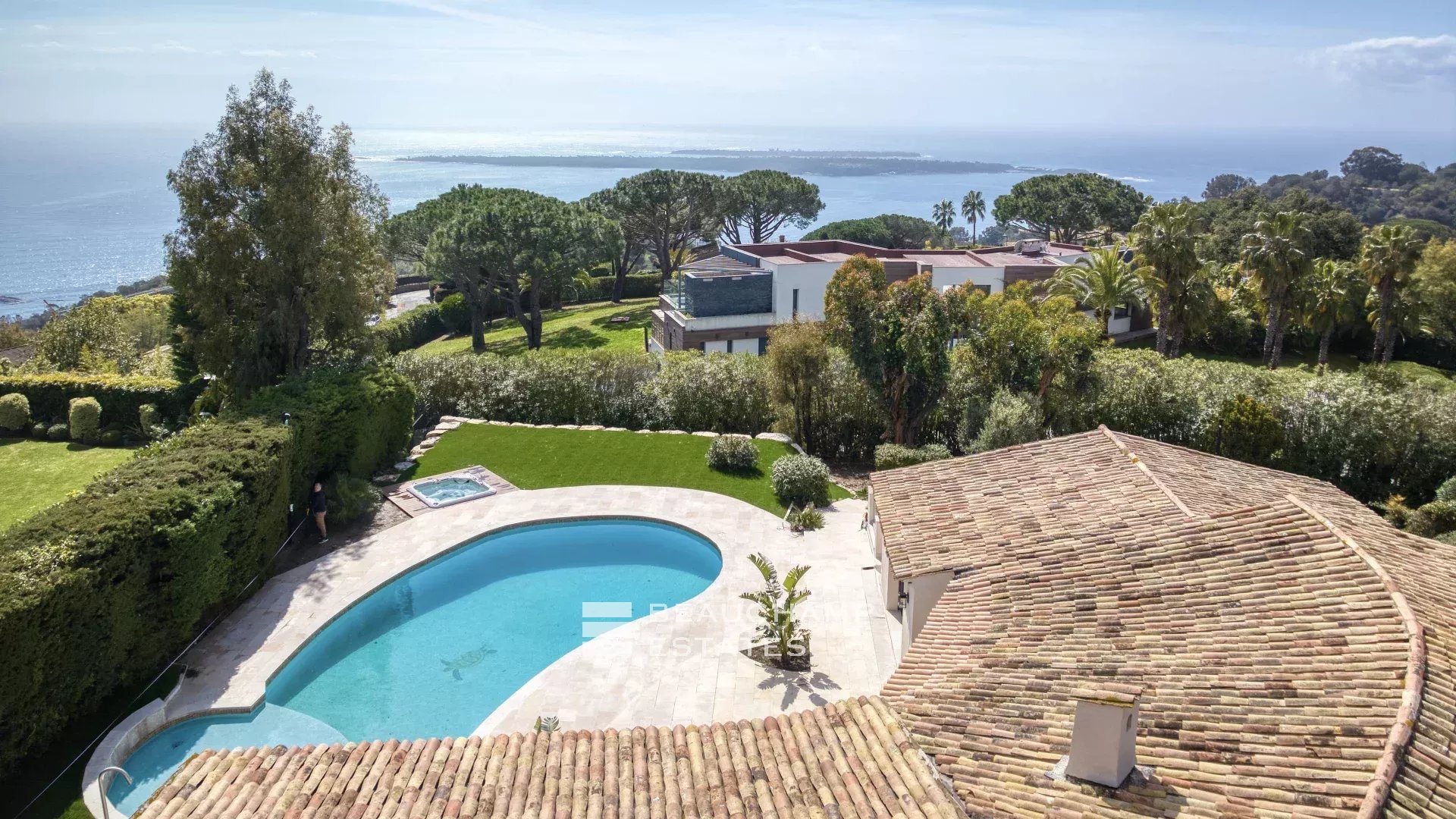 Villa with a tennis court located in the hills of Cannes. Villa with a tennis court located in the hills of Cannes.