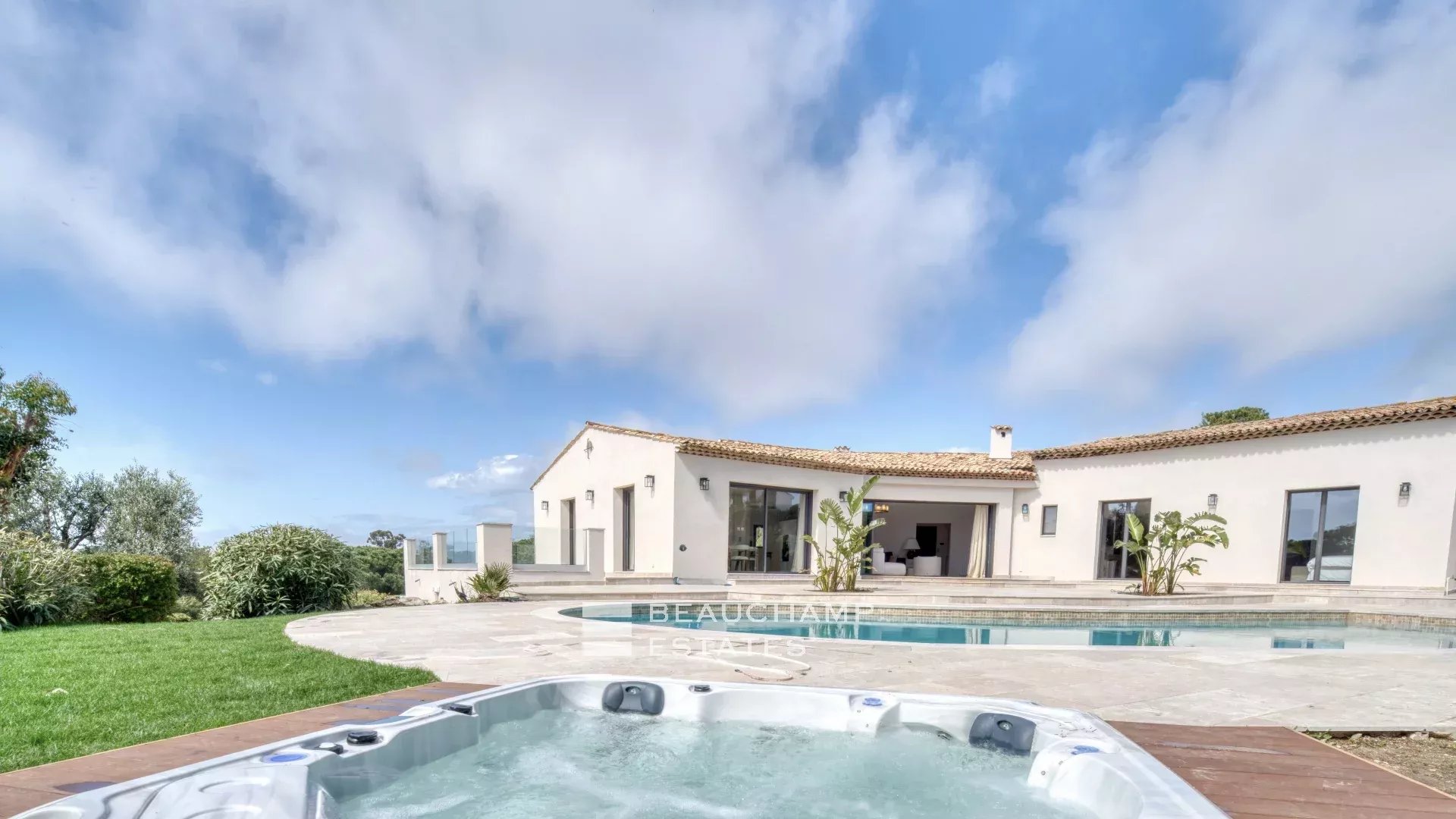 Villa with a tennis court located in the hills of Cannes. Villa with a tennis court located in the hills of Cannes.