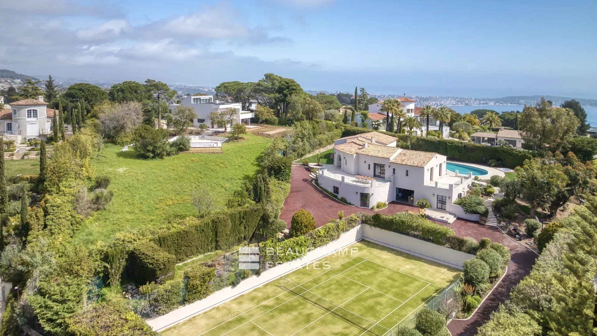 Villa with a tennis court located in the hills of Cannes. Villa with a tennis court located in the hills of Cannes.