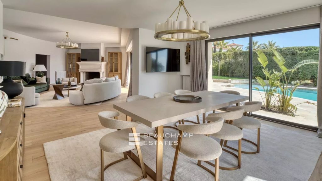 Villa with a tennis court located in the hills of Cannes.