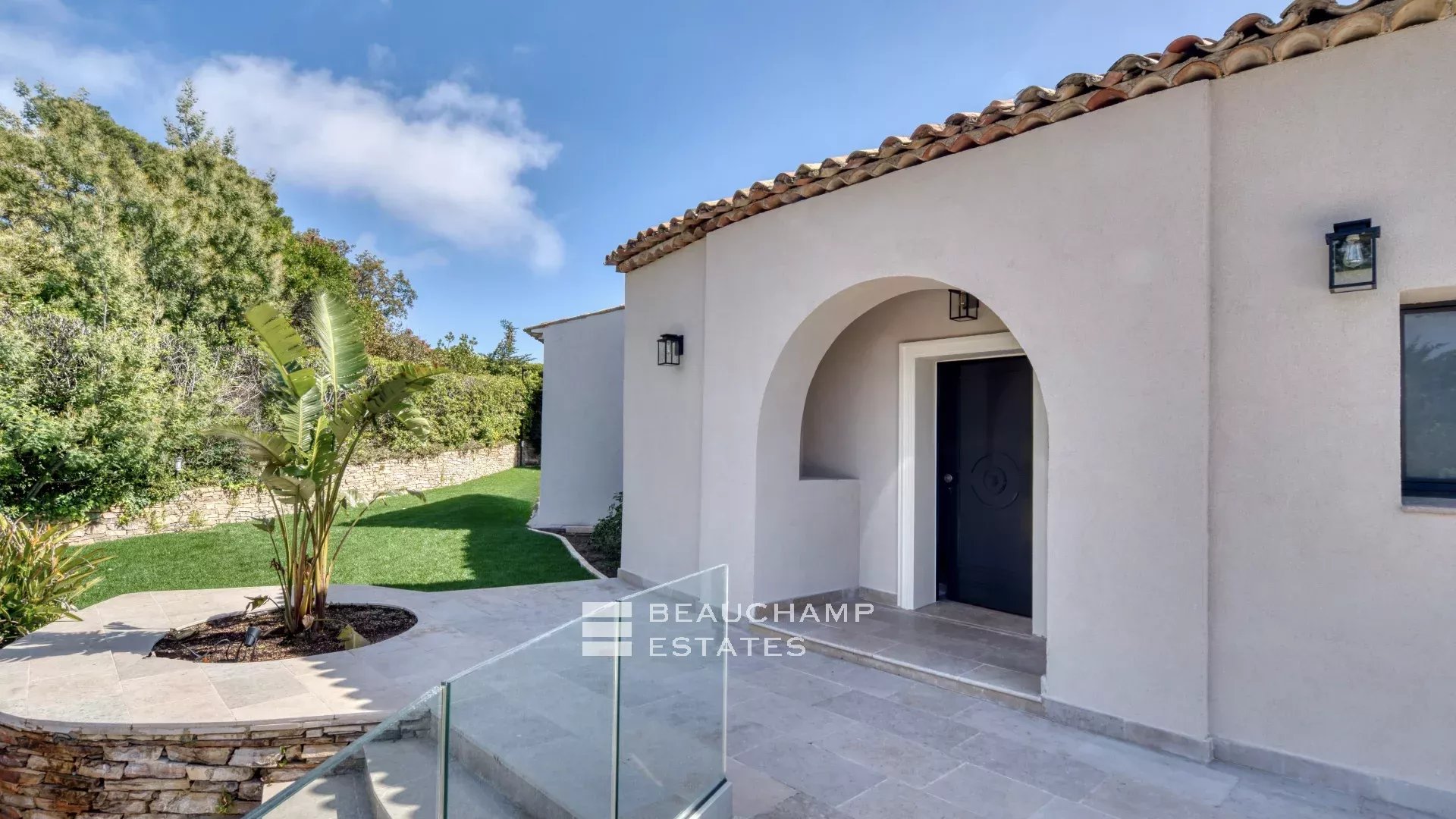 Villa with a tennis court located in the hills of Cannes. Villa with a tennis court located in the hills of Cannes.