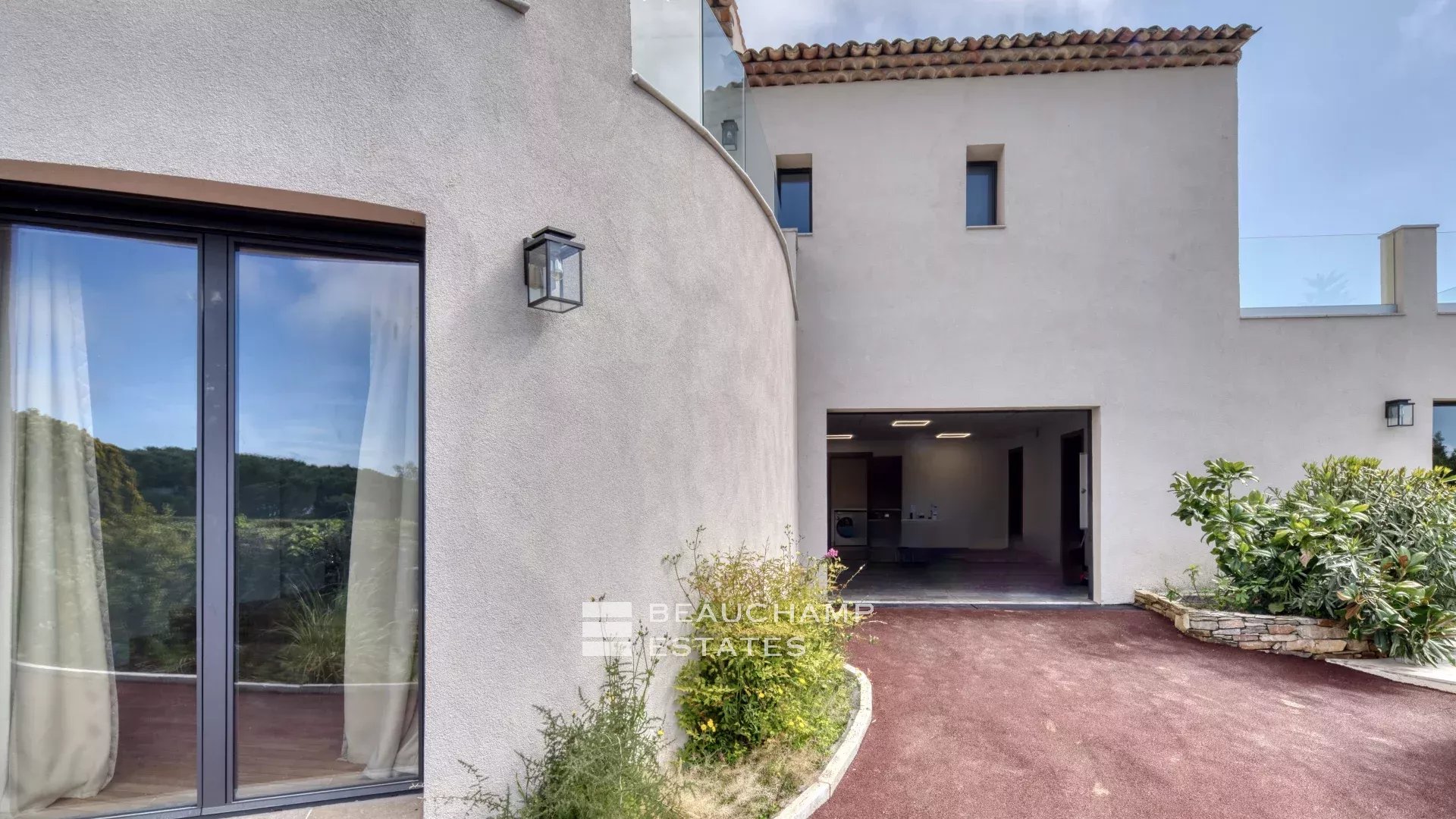 Villa with a tennis court located in the hills of Cannes. Villa with a tennis court located in the hills of Cannes.