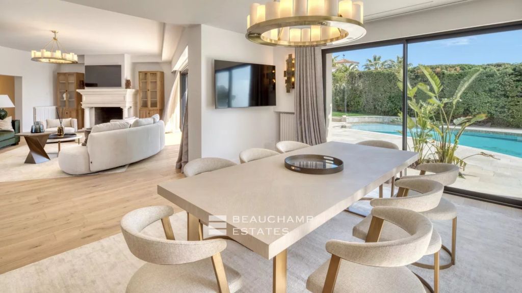 Villa with a tennis court located in the hills of Cannes.
