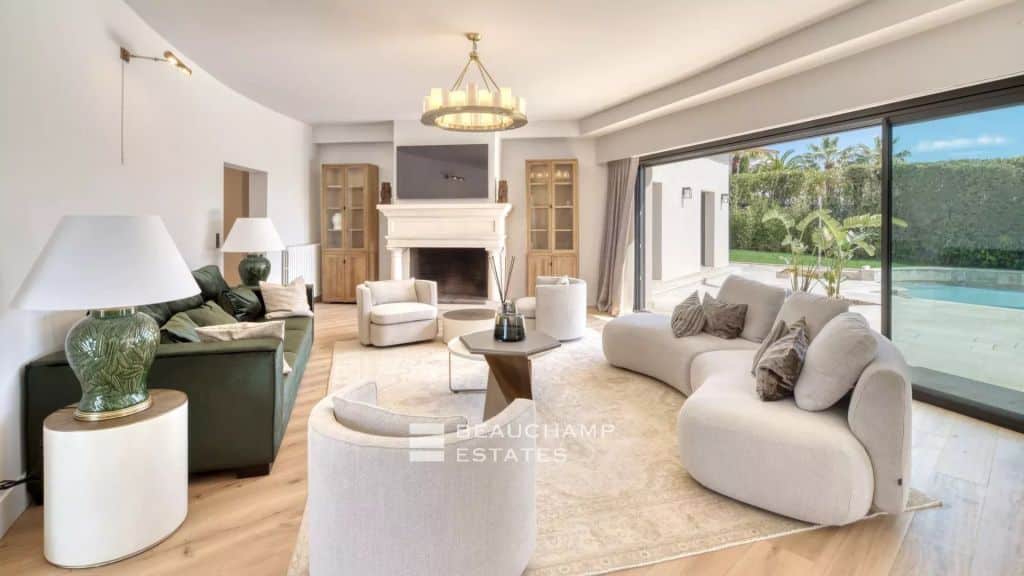 Villa with a tennis court located in the hills of Cannes.