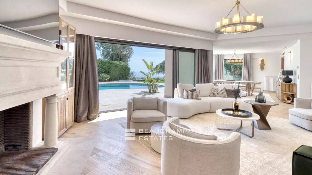 Villa with a tennis court located in the hills of Cannes.