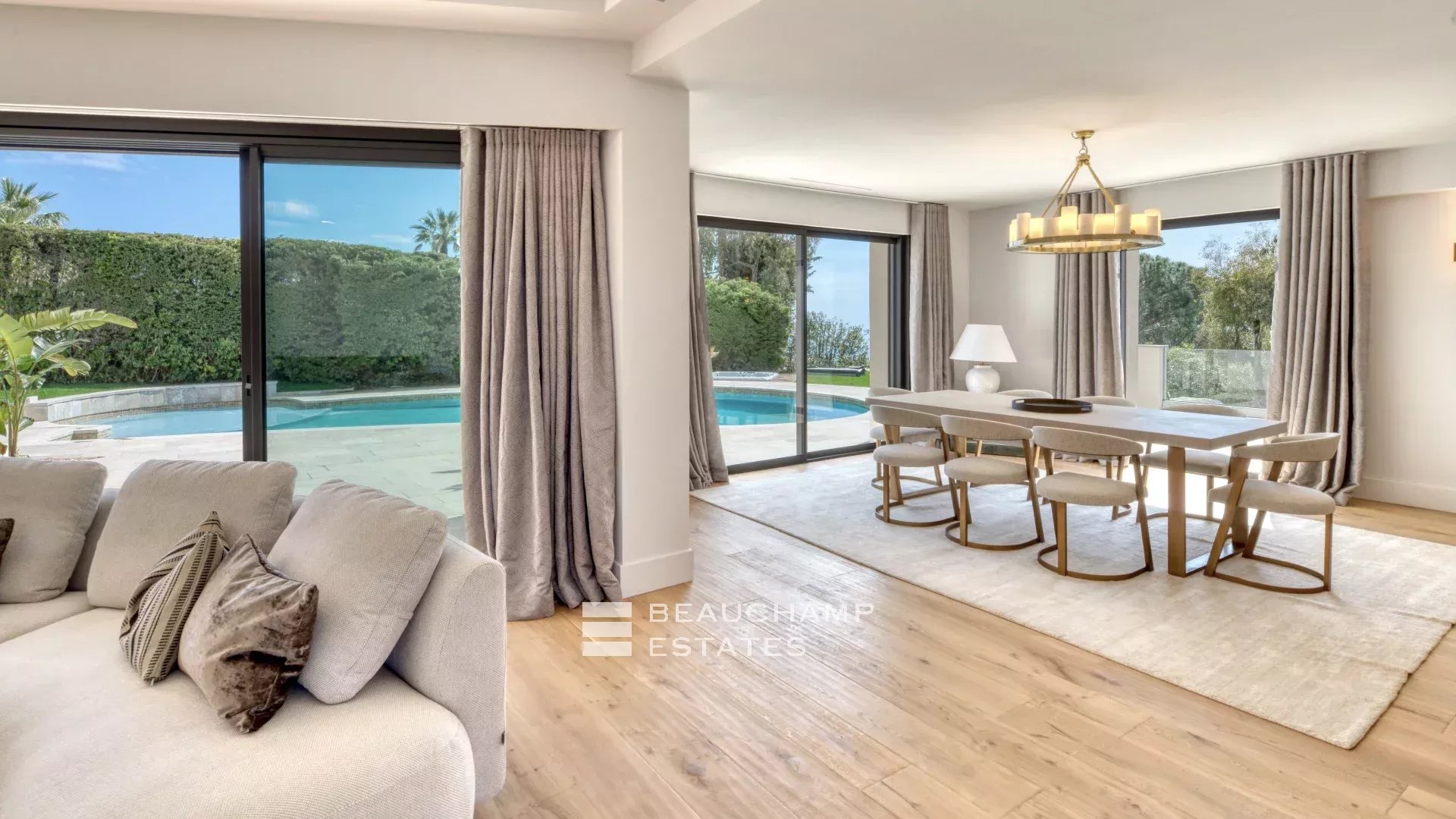 Villa with a tennis court located in the hills of Cannes. Villa with a tennis court located in the hills of Cannes.