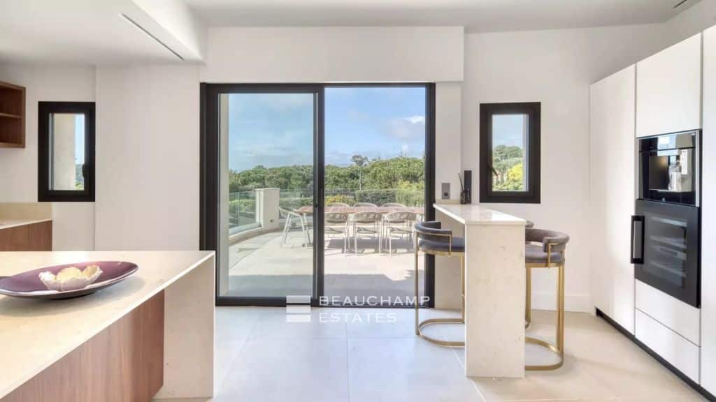 Villa with a tennis court located in the hills of Cannes.