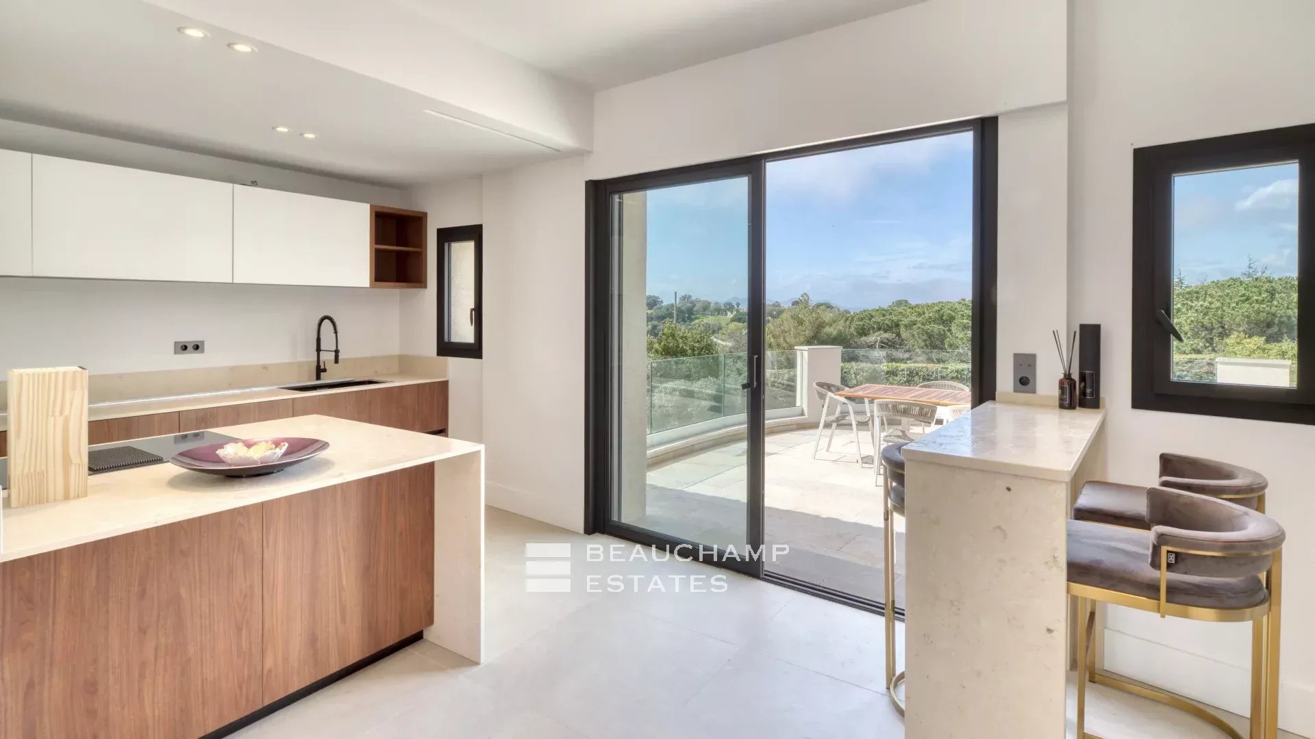 Villa with a tennis court located in the hills of Cannes. Villa with a tennis court located in the hills of Cannes.