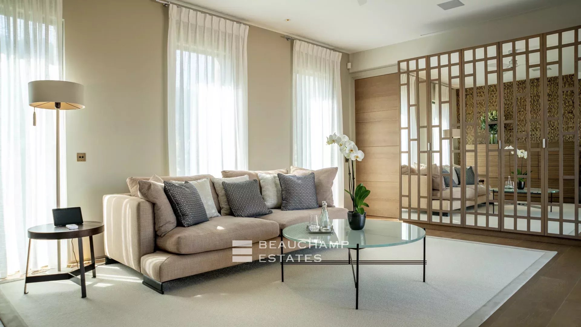 Villa pieds dans l’eau au coeur du domaine des Parcs de Saint-Tropez Waterfront villa in the heart of the Parcs of Saint-Tropez area