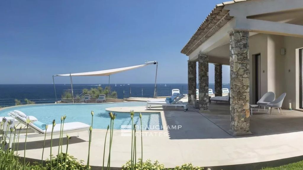 Waterfront villa in the heart of the Parcs of Saint-Tropez area