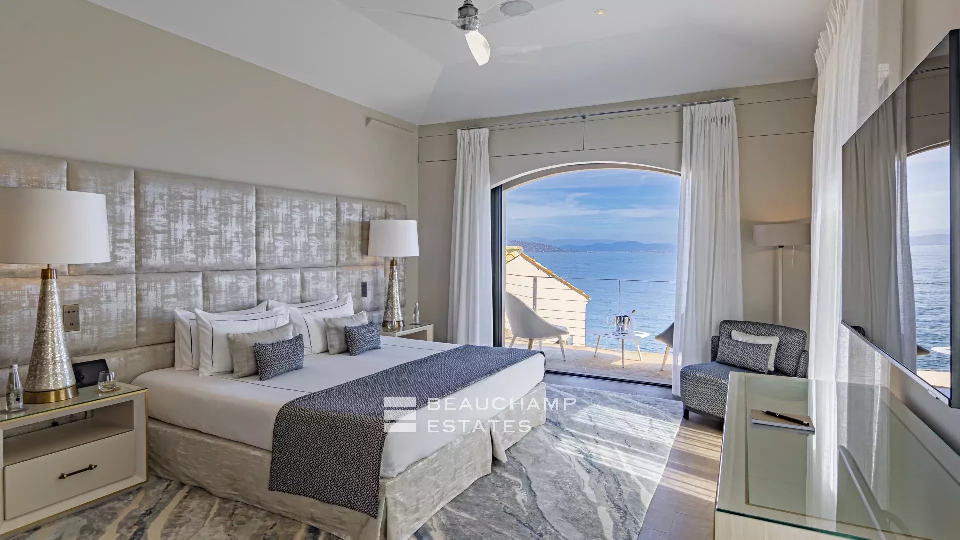 Villa pieds dans l’eau au coeur du domaine des Parcs de Saint-Tropez Waterfront villa in the heart of the Parcs of Saint-Tropez area