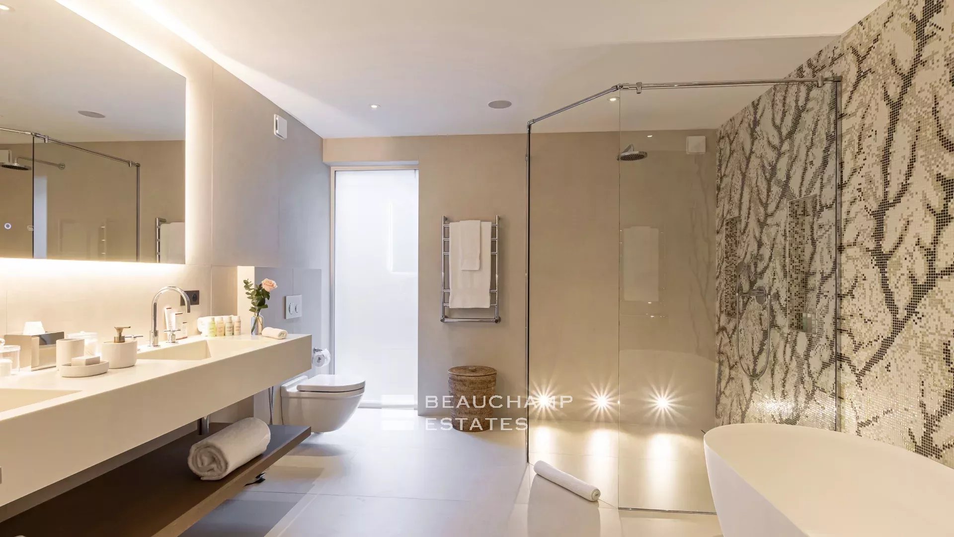 Villa pieds dans l’eau au coeur du domaine des Parcs de Saint-Tropez Waterfront villa in the heart of the Parcs of Saint-Tropez area