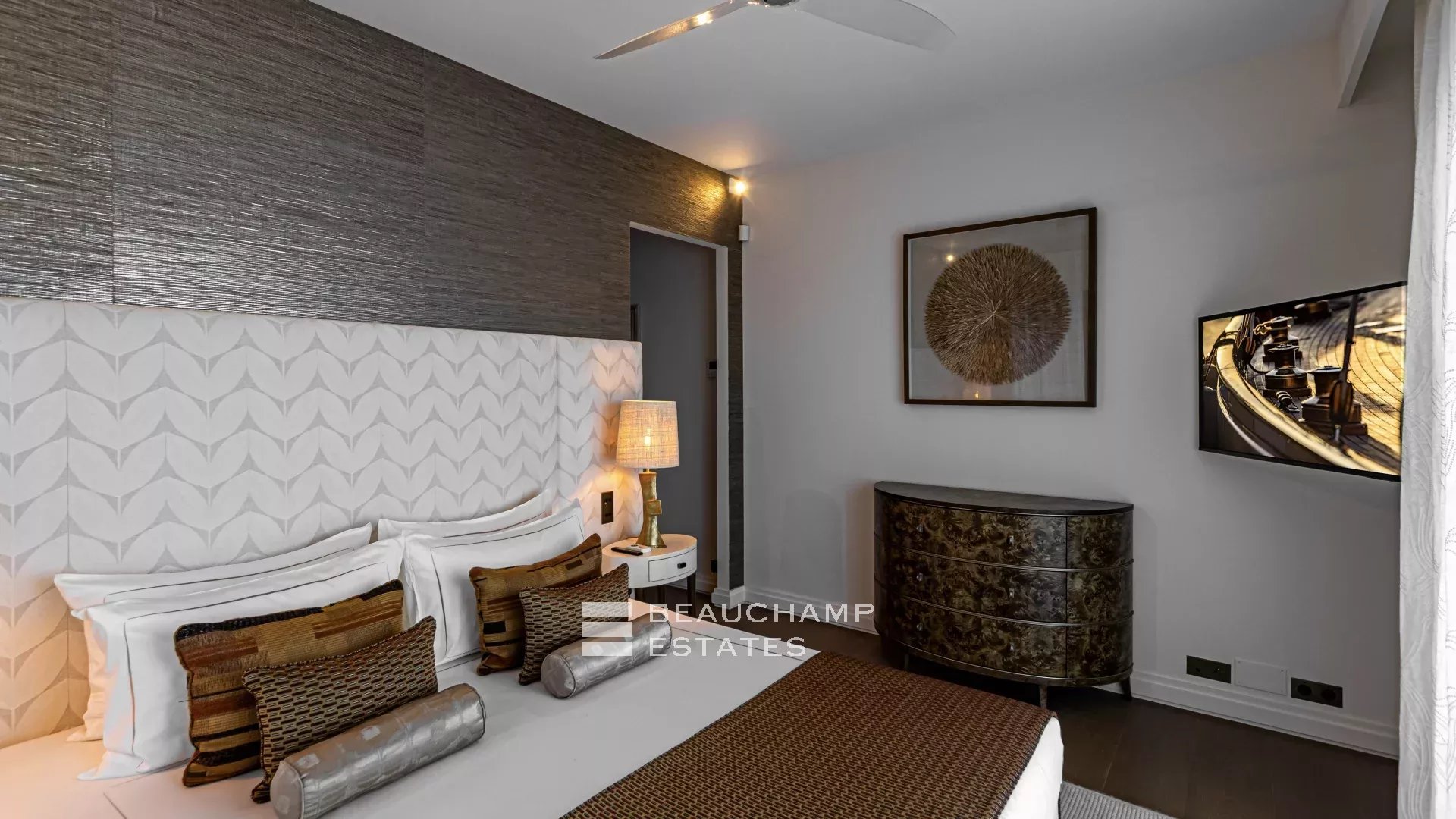 Villa pieds dans l’eau au coeur du domaine des Parcs de Saint-Tropez Waterfront villa in the heart of the Parcs of Saint-Tropez area