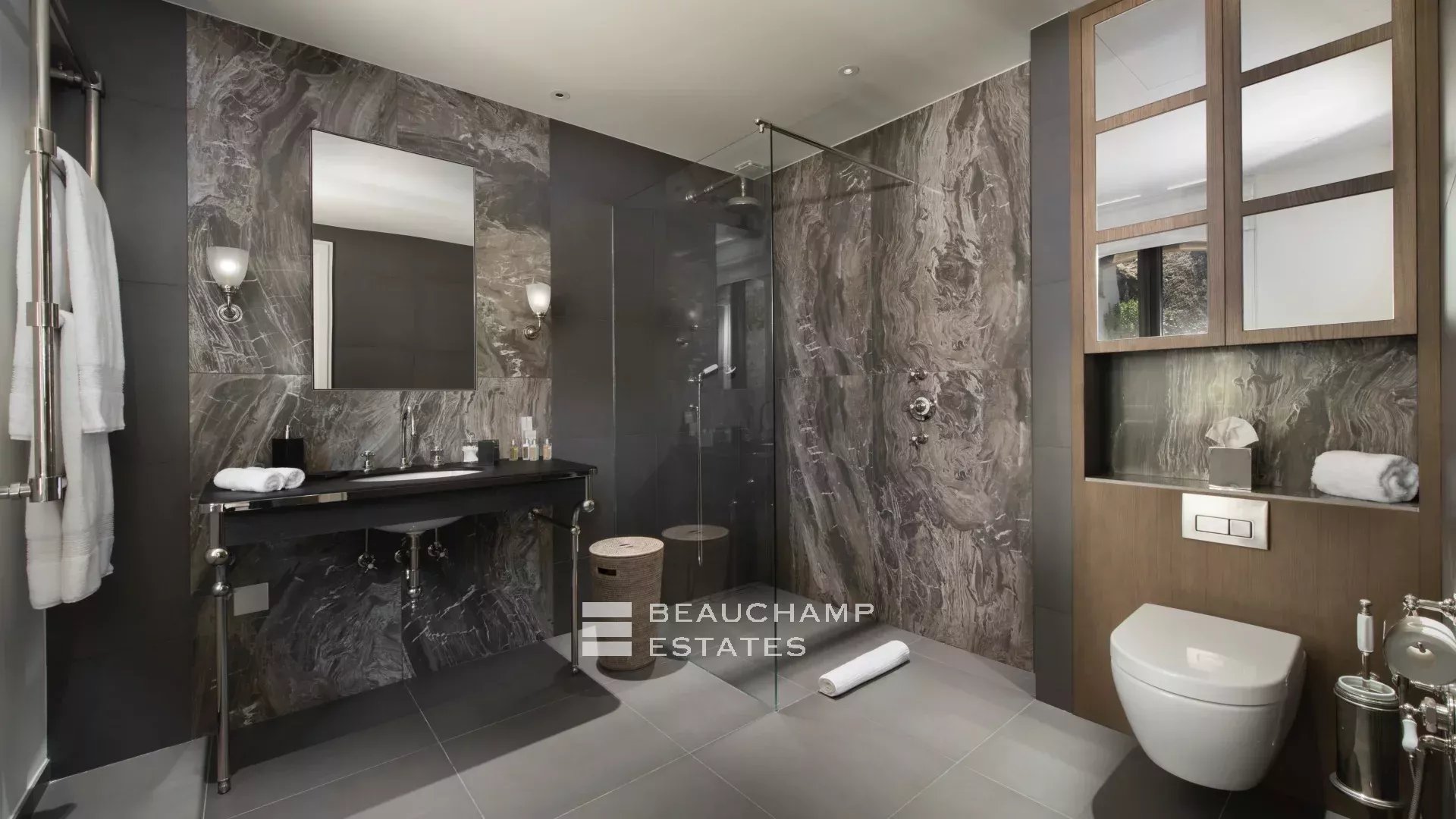 Villa pieds dans l’eau au coeur du domaine des Parcs de Saint-Tropez Waterfront villa in the heart of the Parcs of Saint-Tropez area