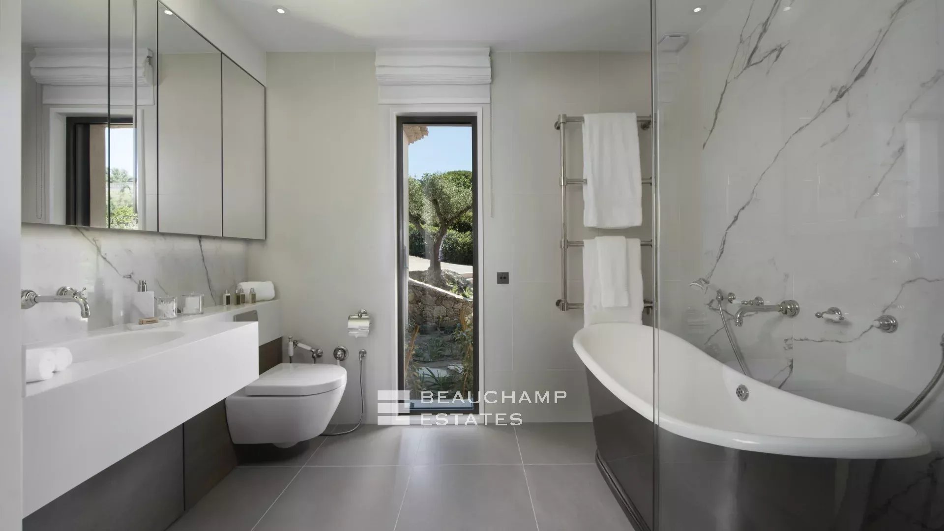 Villa pieds dans l’eau au coeur du domaine des Parcs de Saint-Tropez Waterfront villa in the heart of the Parcs of Saint-Tropez area