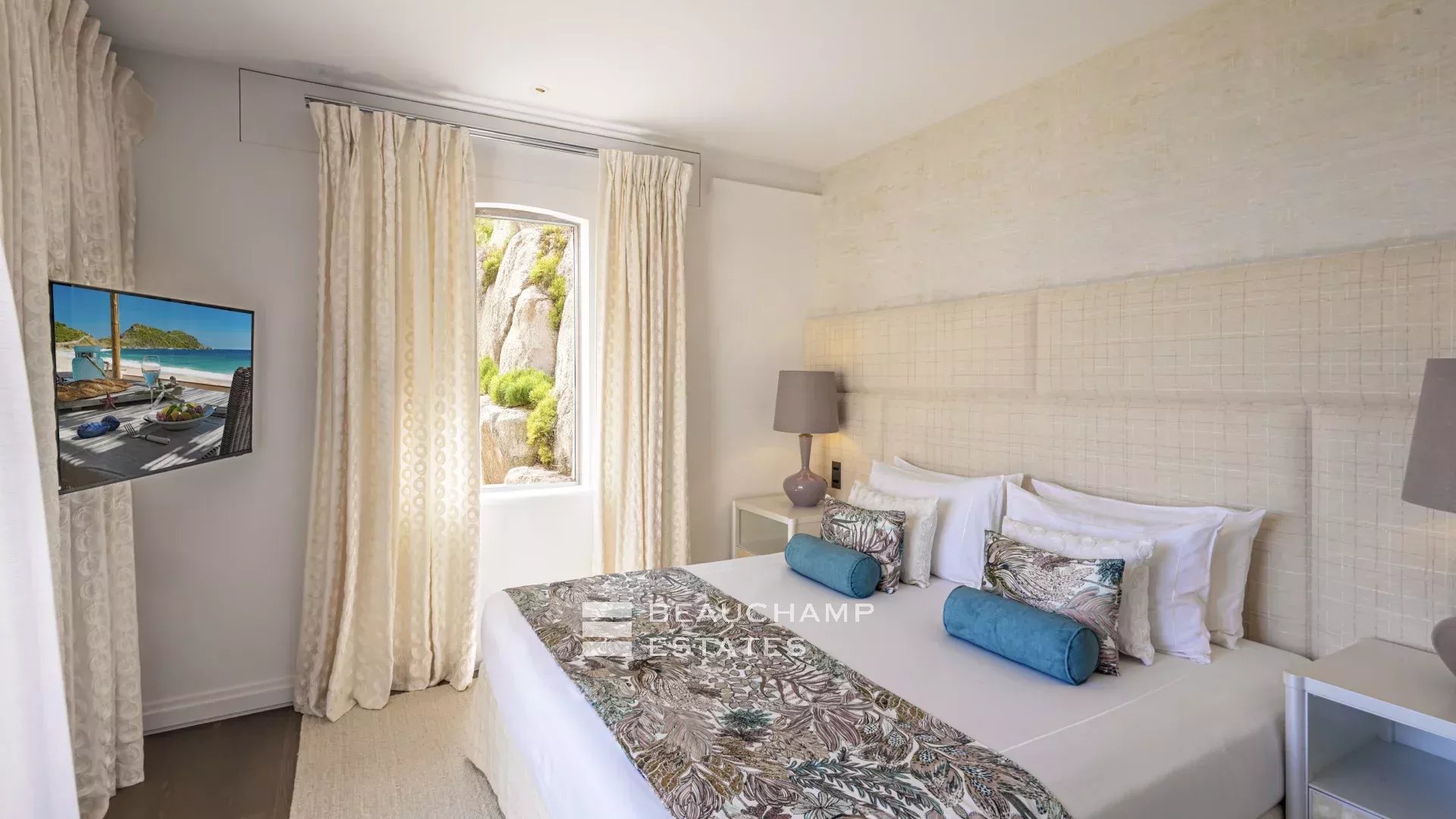 Villa pieds dans l’eau au coeur du domaine des Parcs de Saint-Tropez Waterfront villa in the heart of the Parcs of Saint-Tropez area