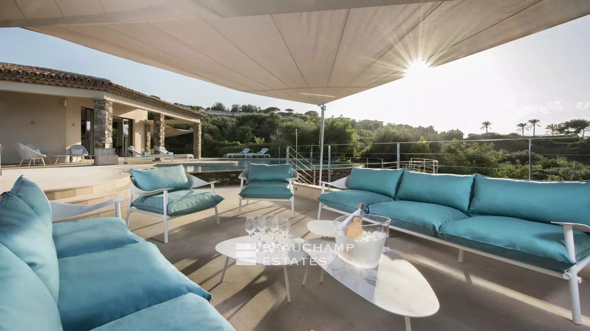 Villa pieds dans l’eau au coeur du domaine des Parcs de Saint-Tropez Waterfront villa in the heart of the Parcs of Saint-Tropez area