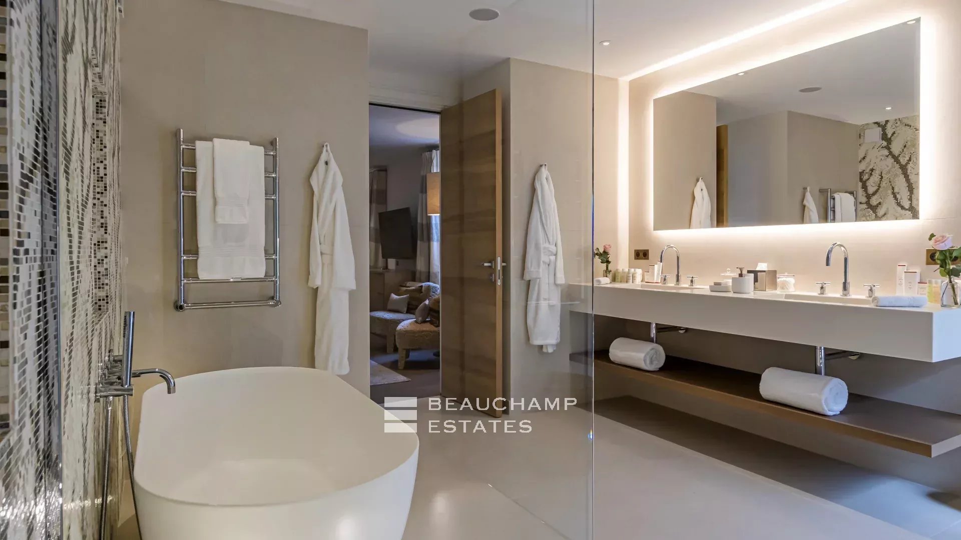 Villa pieds dans l’eau au coeur du domaine des Parcs de Saint-Tropez Waterfront villa in the heart of the Parcs of Saint-Tropez area