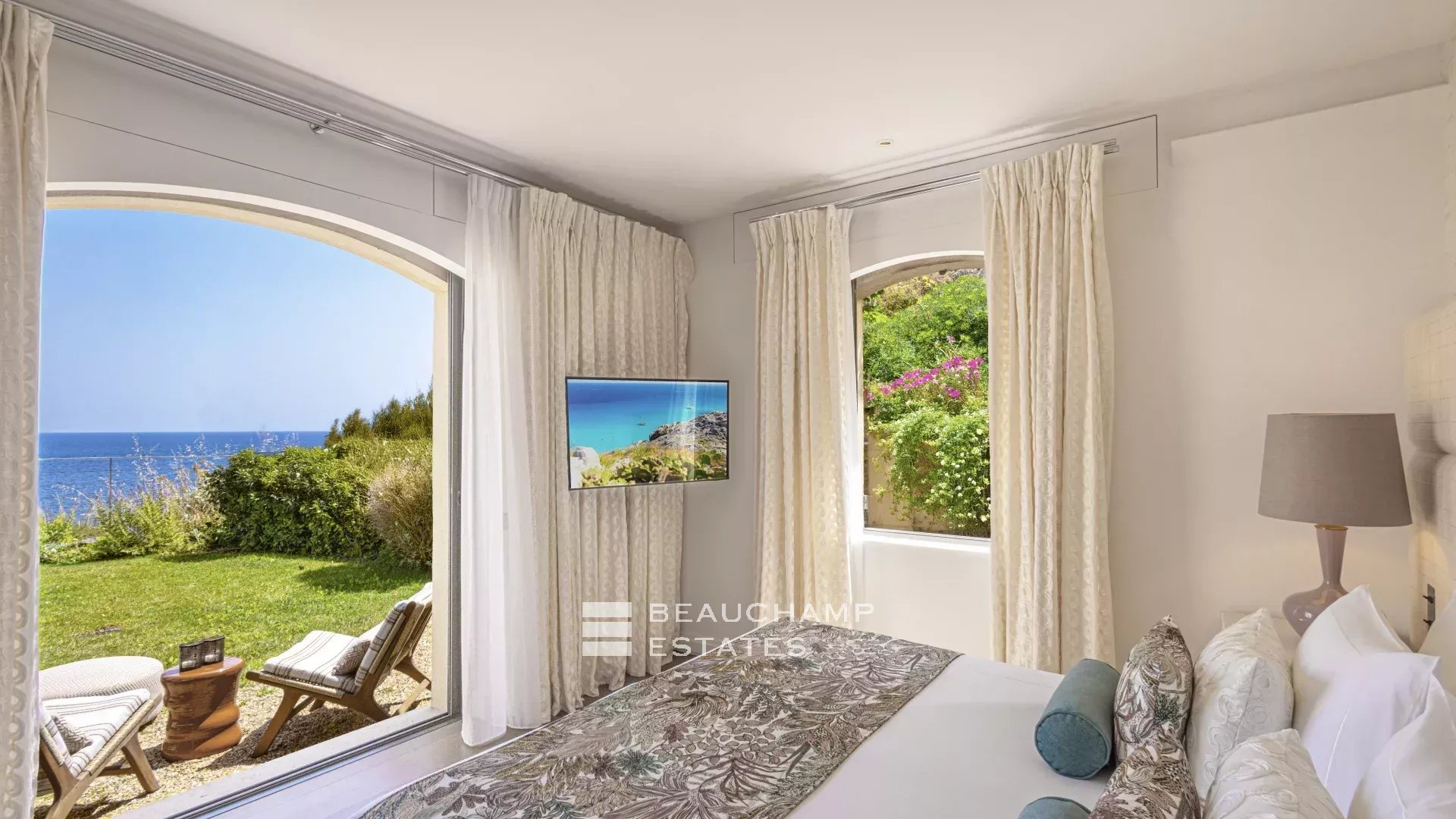 Villa pieds dans l’eau au coeur du domaine des Parcs de Saint-Tropez Waterfront villa in the heart of the Parcs of Saint-Tropez area