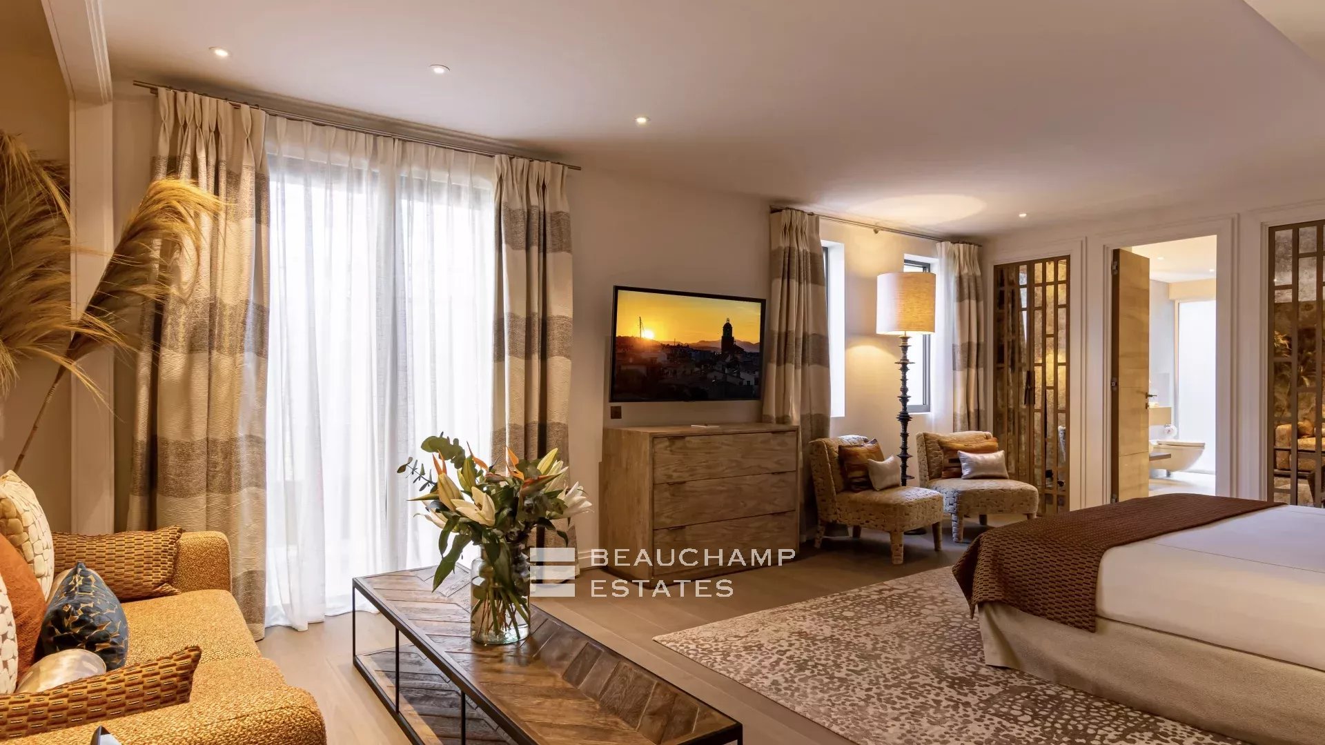 Villa pieds dans l’eau au coeur du domaine des Parcs de Saint-Tropez Waterfront villa in the heart of the Parcs of Saint-Tropez area