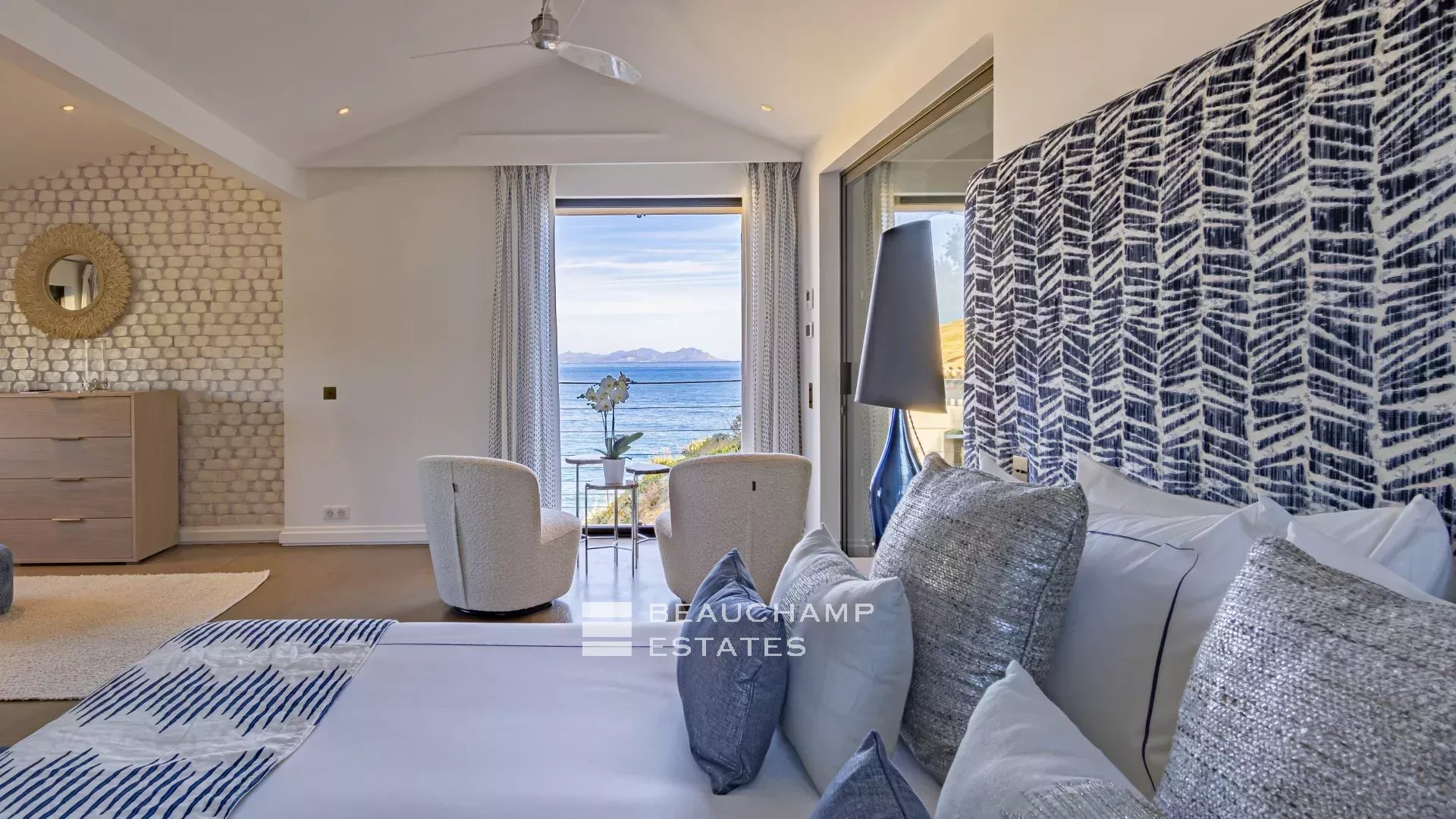 Villa pieds dans l’eau au coeur du domaine des Parcs de Saint-Tropez Waterfront villa in the heart of the Parcs of Saint-Tropez area