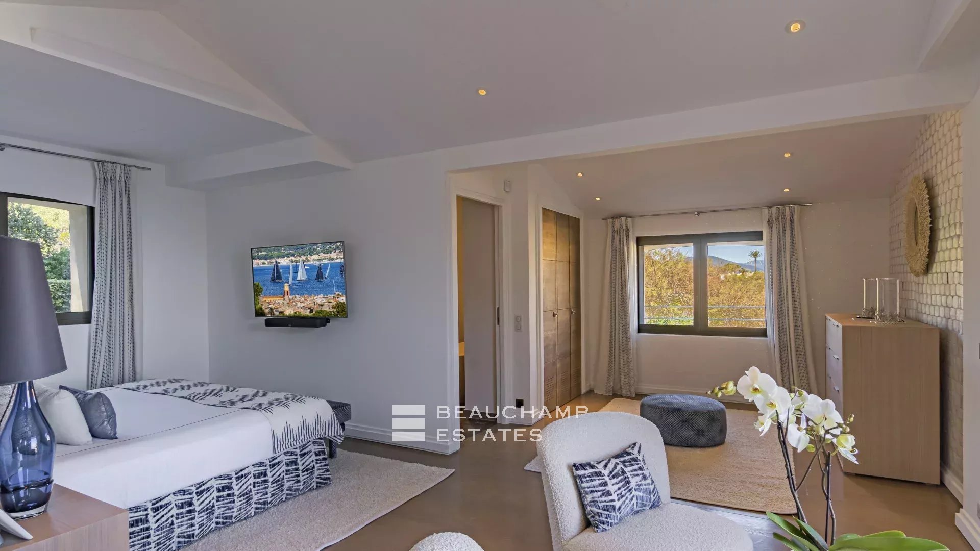 Villa pieds dans l’eau au coeur du domaine des Parcs de Saint-Tropez Waterfront villa in the heart of the Parcs of Saint-Tropez area