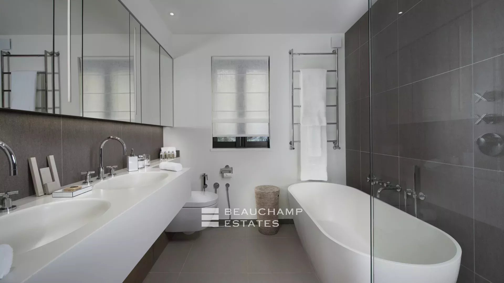 Villa pieds dans l’eau au coeur du domaine des Parcs de Saint-Tropez Waterfront villa in the heart of the Parcs of Saint-Tropez area