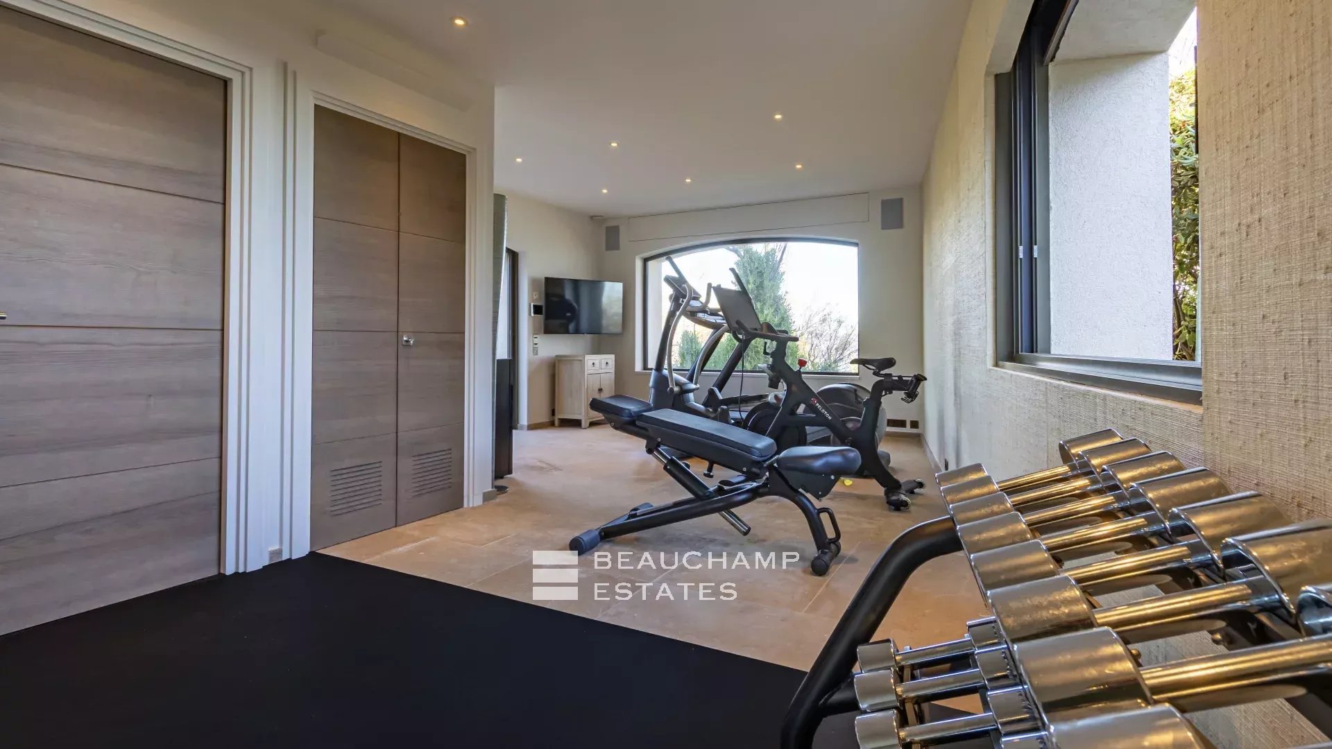 Villa pieds dans l’eau au coeur du domaine des Parcs de Saint-Tropez Waterfront villa in the heart of the Parcs of Saint-Tropez area