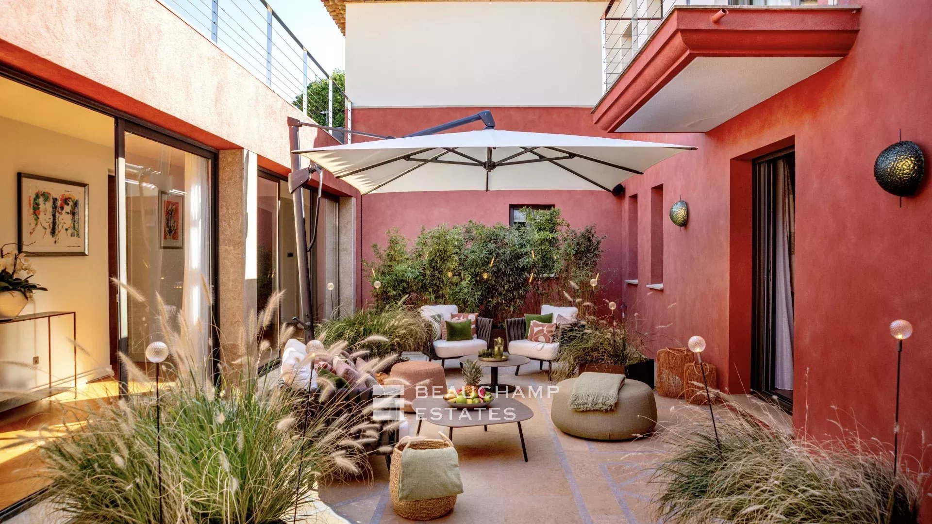 Villa pieds dans l’eau au coeur du domaine des Parcs de Saint-Tropez Waterfront villa in the heart of the Parcs of Saint-Tropez area