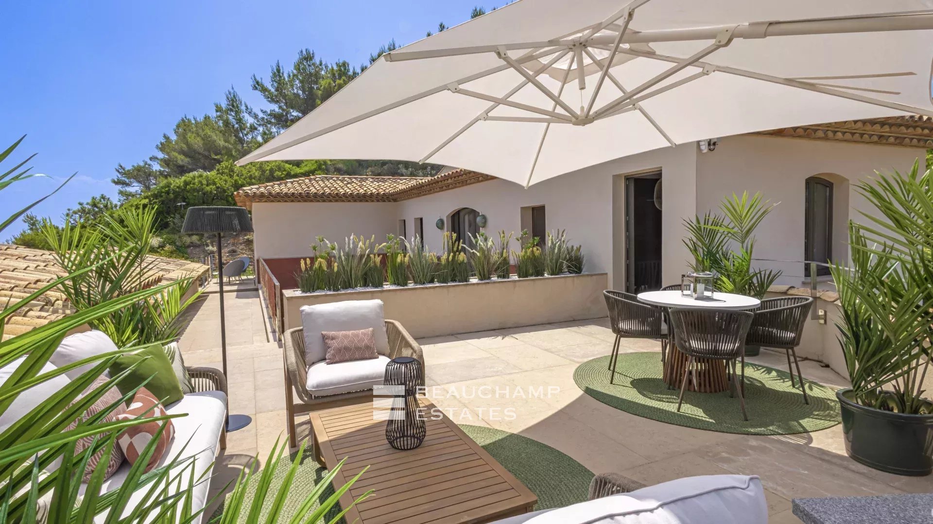 Villa pieds dans l’eau au coeur du domaine des Parcs de Saint-Tropez Waterfront villa in the heart of the Parcs of Saint-Tropez area