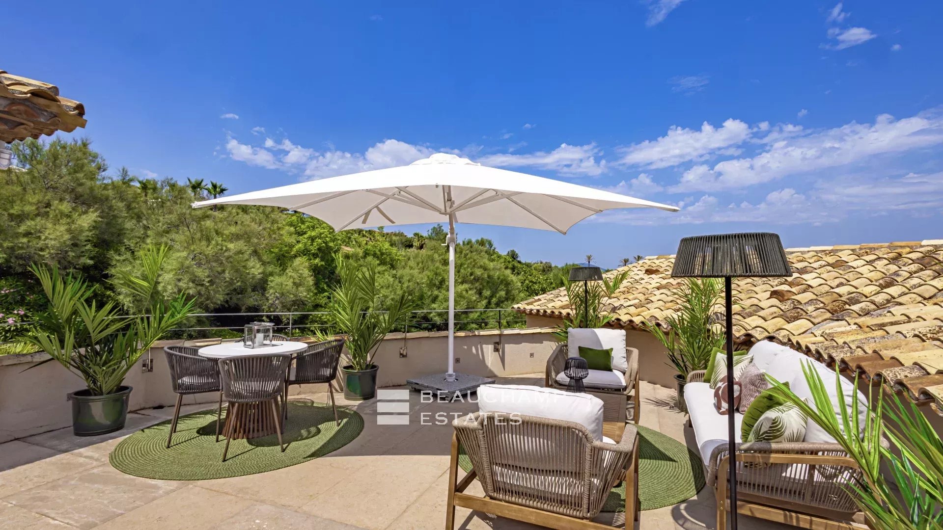 Villa pieds dans l’eau au coeur du domaine des Parcs de Saint-Tropez Waterfront villa in the heart of the Parcs of Saint-Tropez area