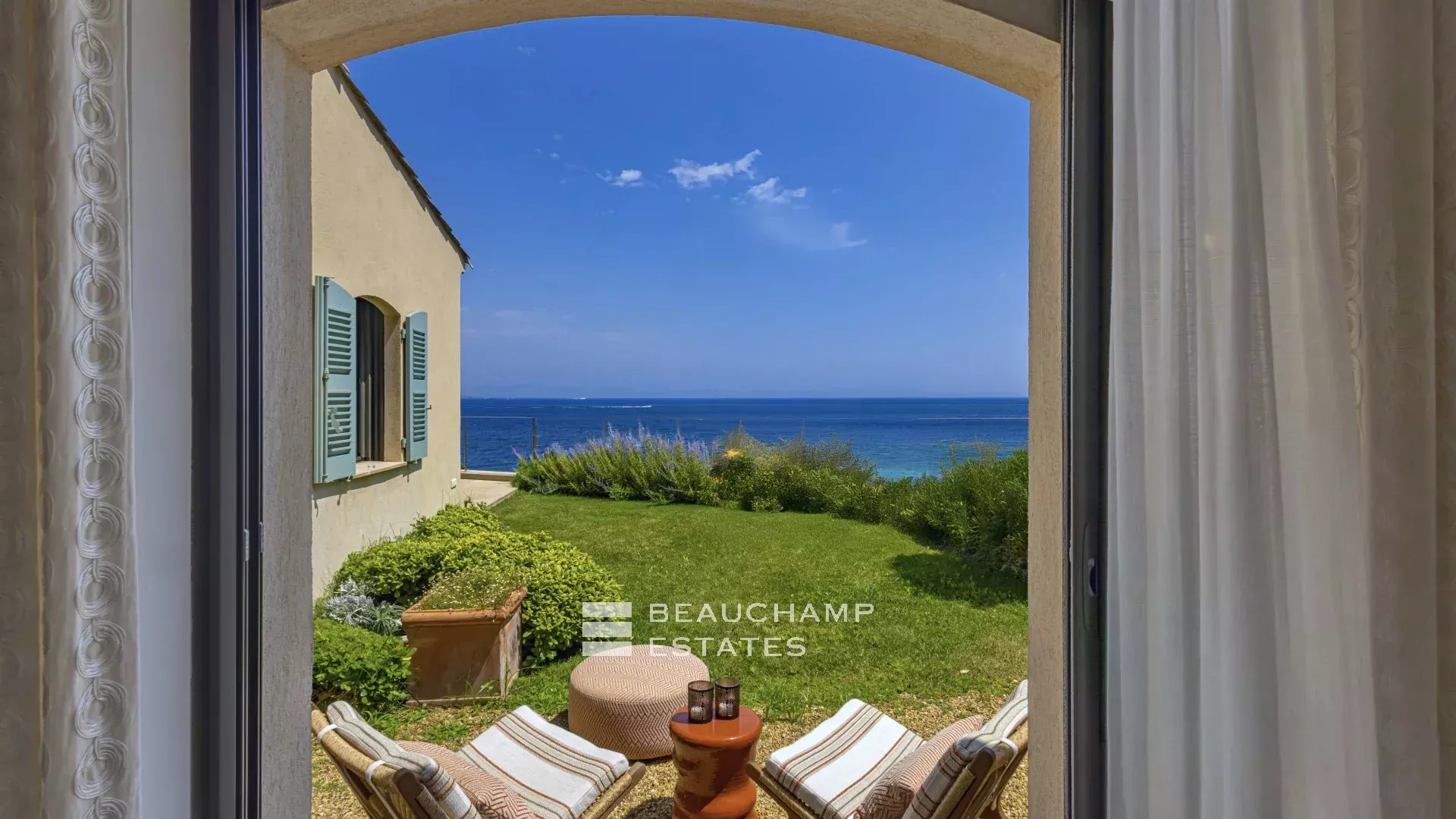 Villa pieds dans l’eau au coeur du domaine des Parcs de Saint-Tropez Waterfront villa in the heart of the Parcs of Saint-Tropez area