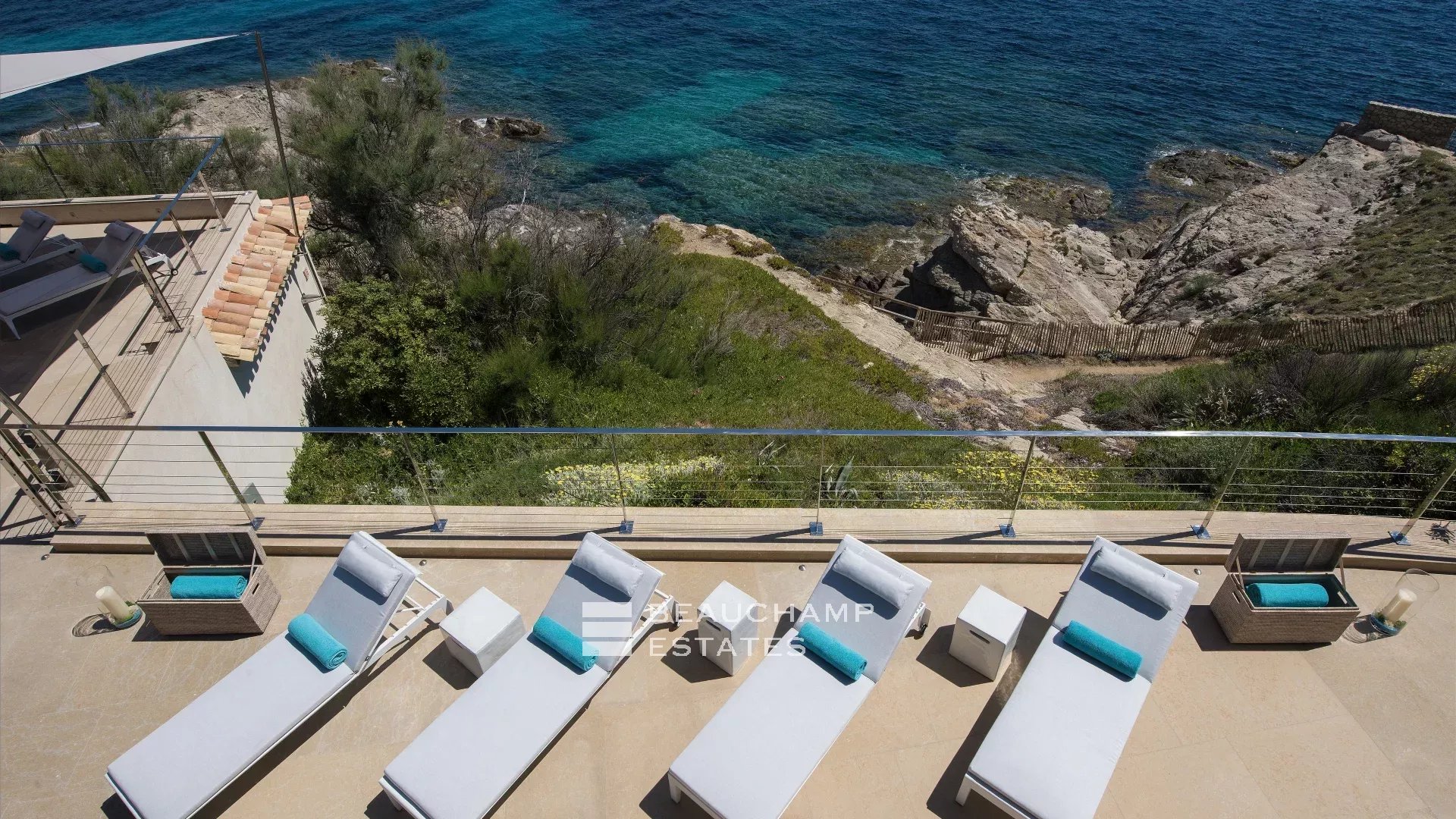 Villa pieds dans l’eau au coeur du domaine des Parcs de Saint-Tropez Waterfront villa in the heart of the Parcs of Saint-Tropez area