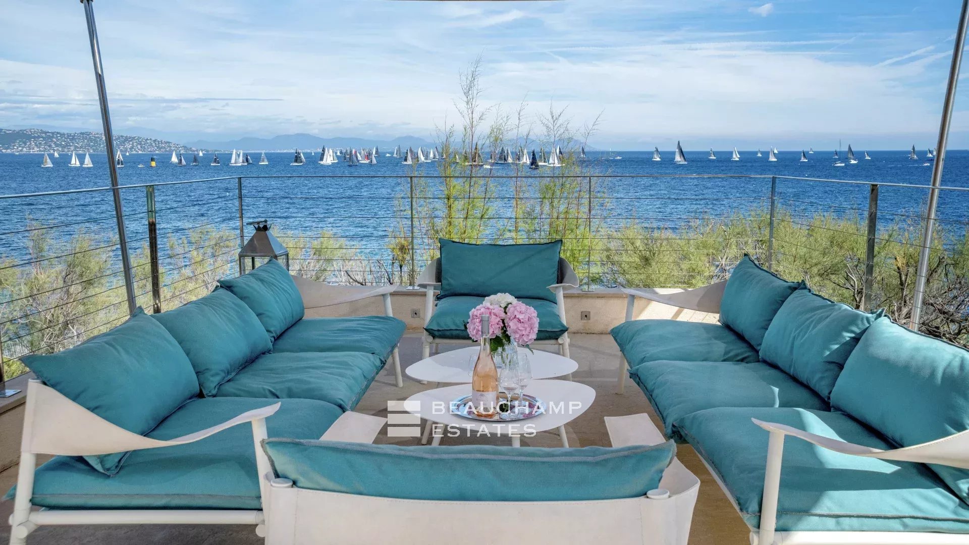 Villa pieds dans l’eau au coeur du domaine des Parcs de Saint-Tropez Waterfront villa in the heart of the Parcs of Saint-Tropez area