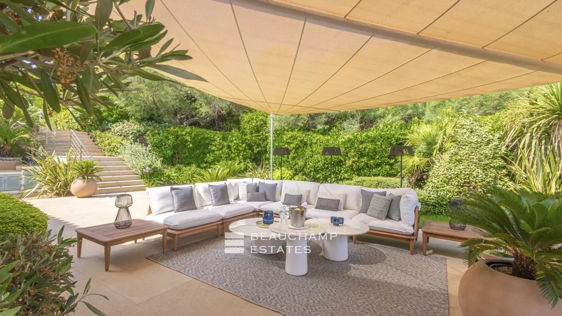 Villa pieds dans l’eau au coeur du domaine des Parcs de Saint-Tropez Waterfront villa in the heart of the Parcs of Saint-Tropez area