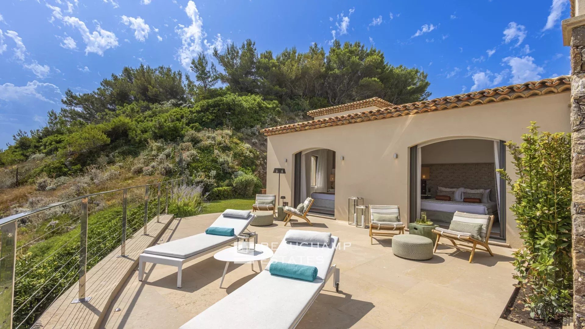 Villa pieds dans l’eau au coeur du domaine des Parcs de Saint-Tropez Waterfront villa in the heart of the Parcs of Saint-Tropez area