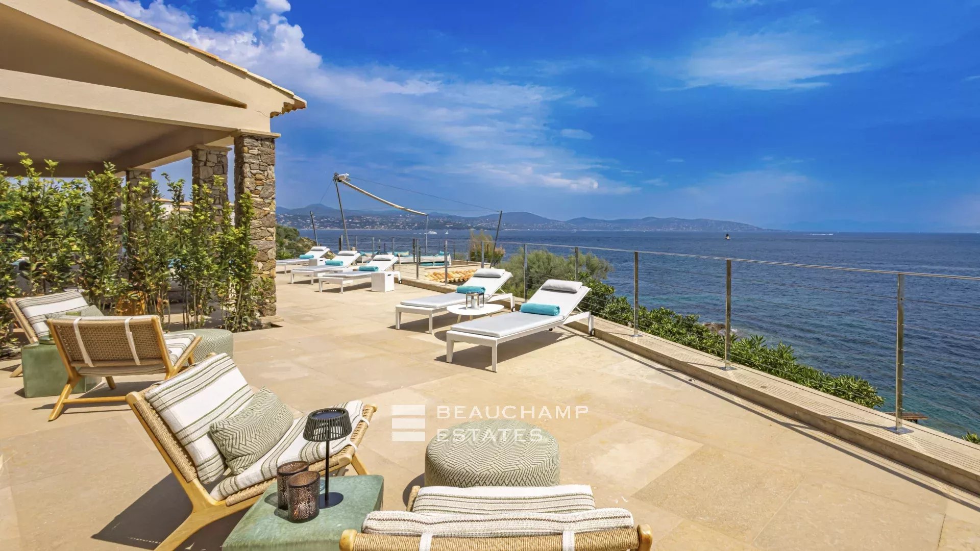 Villa pieds dans l’eau au coeur du domaine des Parcs de Saint-Tropez Waterfront villa in the heart of the Parcs of Saint-Tropez area