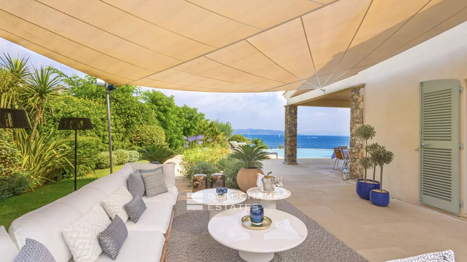 Villa pieds dans l’eau au coeur du domaine des Parcs de Saint-Tropez Waterfront villa in the heart of the Parcs of Saint-Tropez area