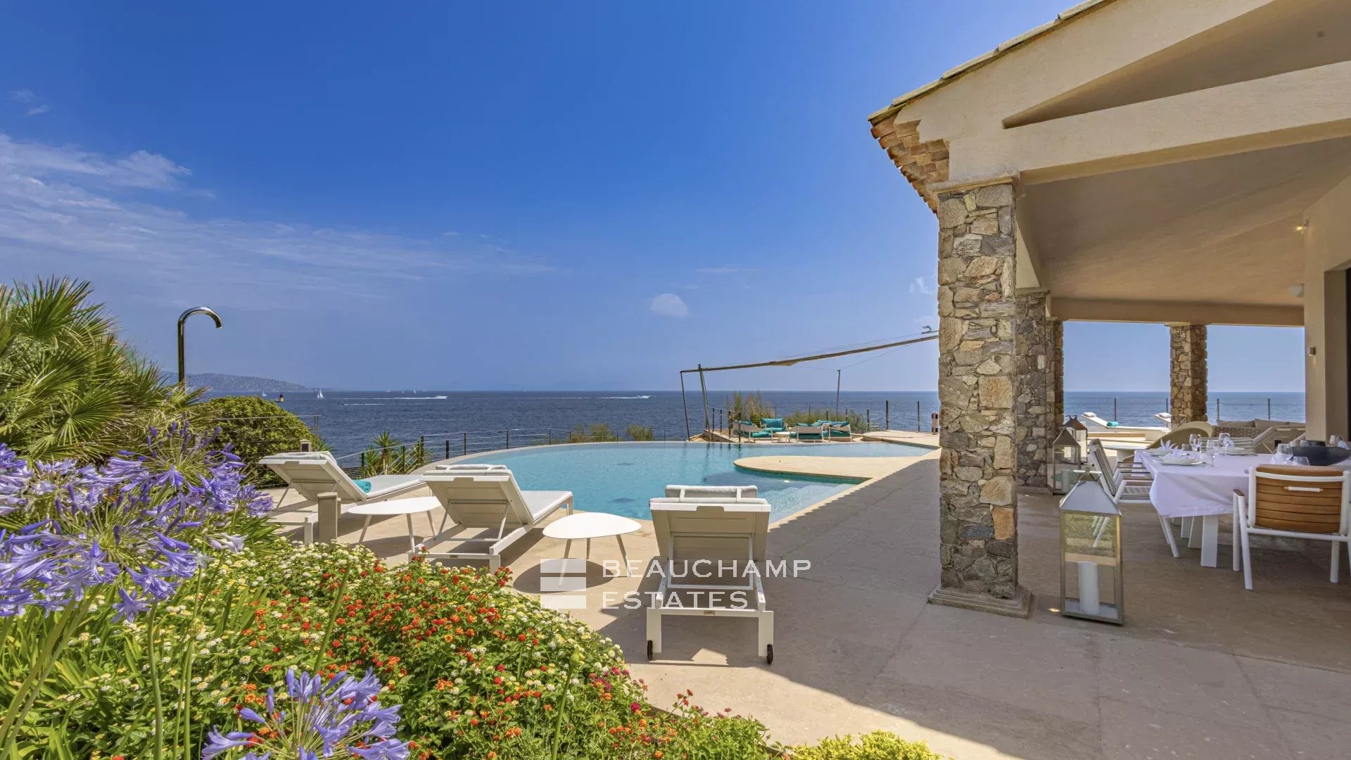 Villa pieds dans l’eau au coeur du domaine des Parcs de Saint-Tropez Waterfront villa in the heart of the Parcs of Saint-Tropez area