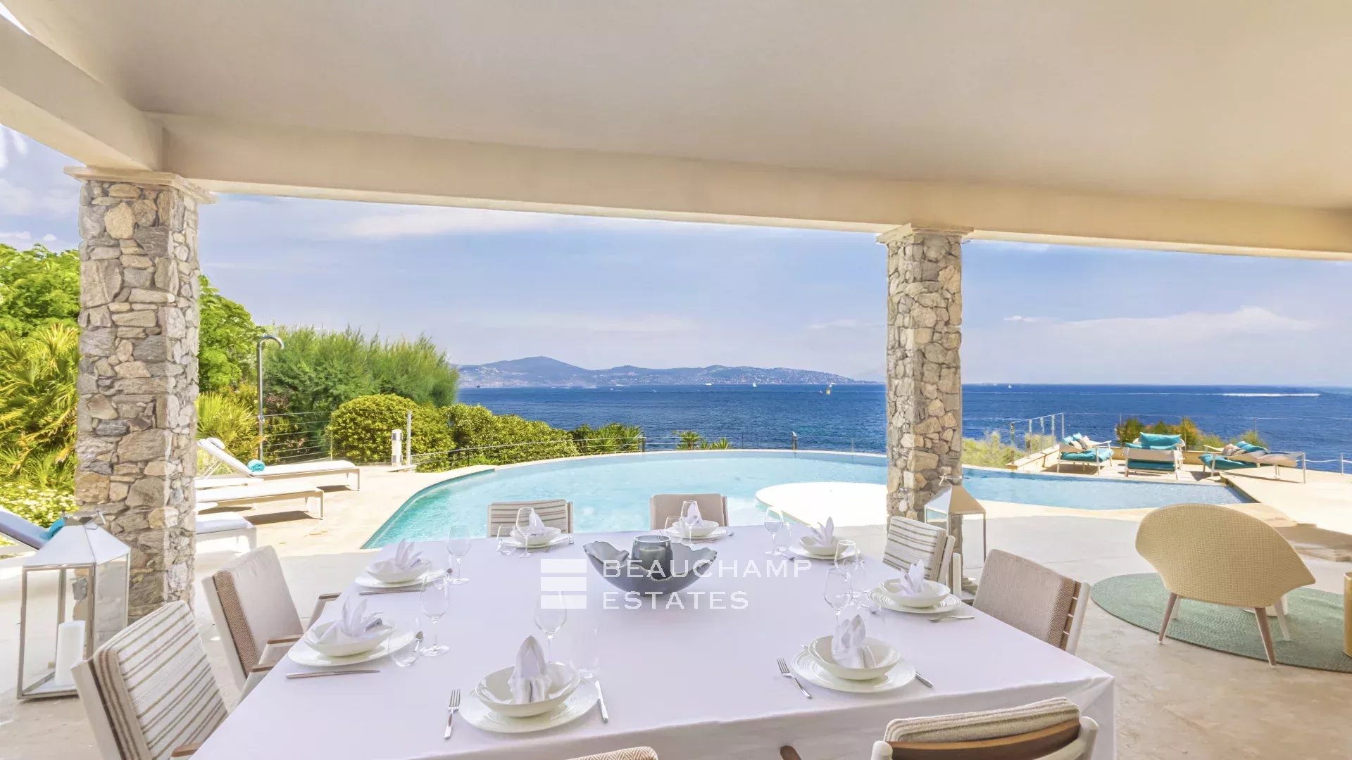 Villa pieds dans l’eau au coeur du domaine des Parcs de Saint-Tropez Waterfront villa in the heart of the Parcs of Saint-Tropez area