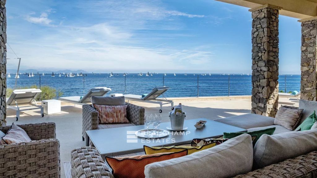 Waterfront villa in the heart of the Parcs of Saint-Tropez area
