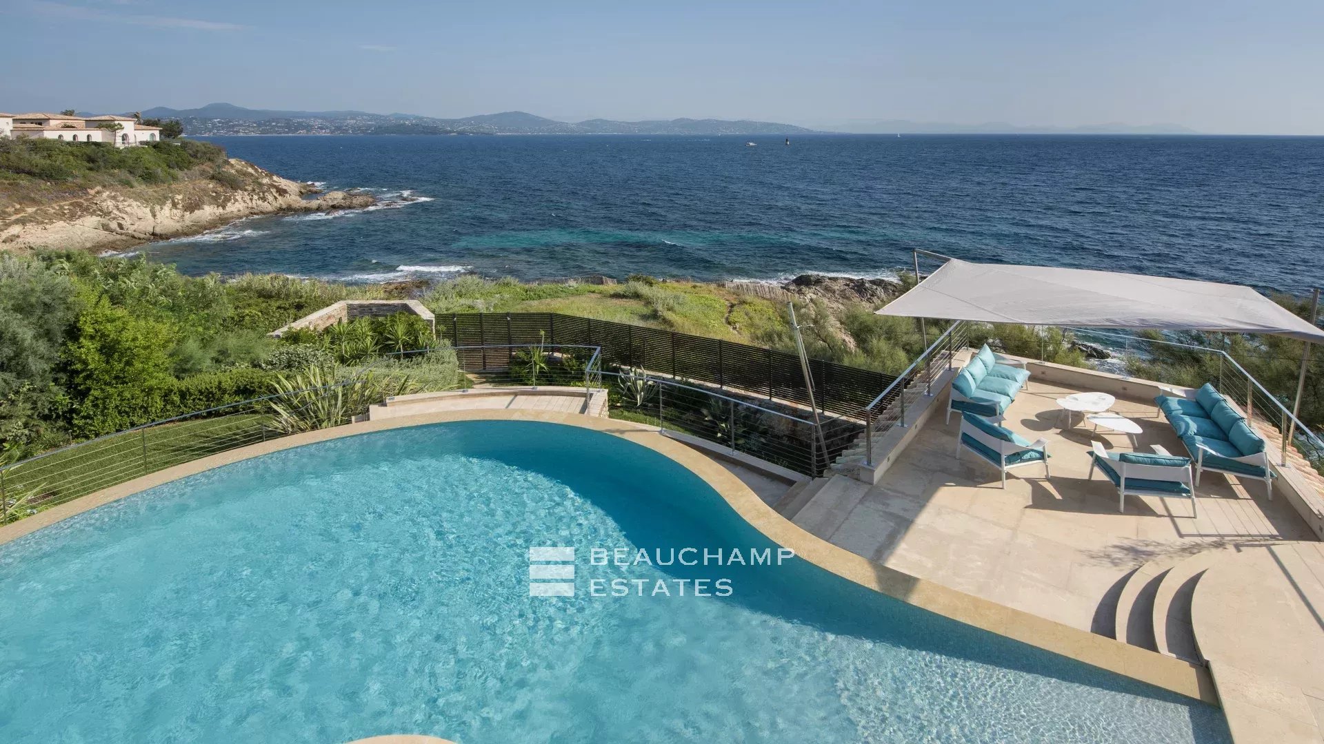 Villa pieds dans l’eau au coeur du domaine des Parcs de Saint-Tropez Waterfront villa in the heart of the Parcs of Saint-Tropez area