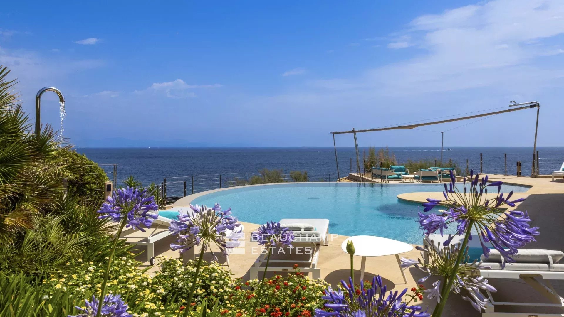 Villa pieds dans l’eau au coeur du domaine des Parcs de Saint-Tropez Waterfront villa in the heart of the Parcs of Saint-Tropez area