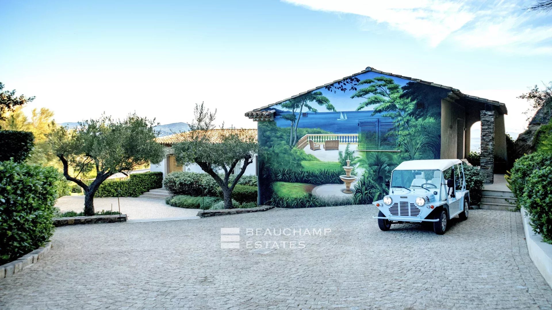 Villa pieds dans l’eau au coeur du domaine des Parcs de Saint-Tropez Waterfront villa in the heart of the Parcs of Saint-Tropez area