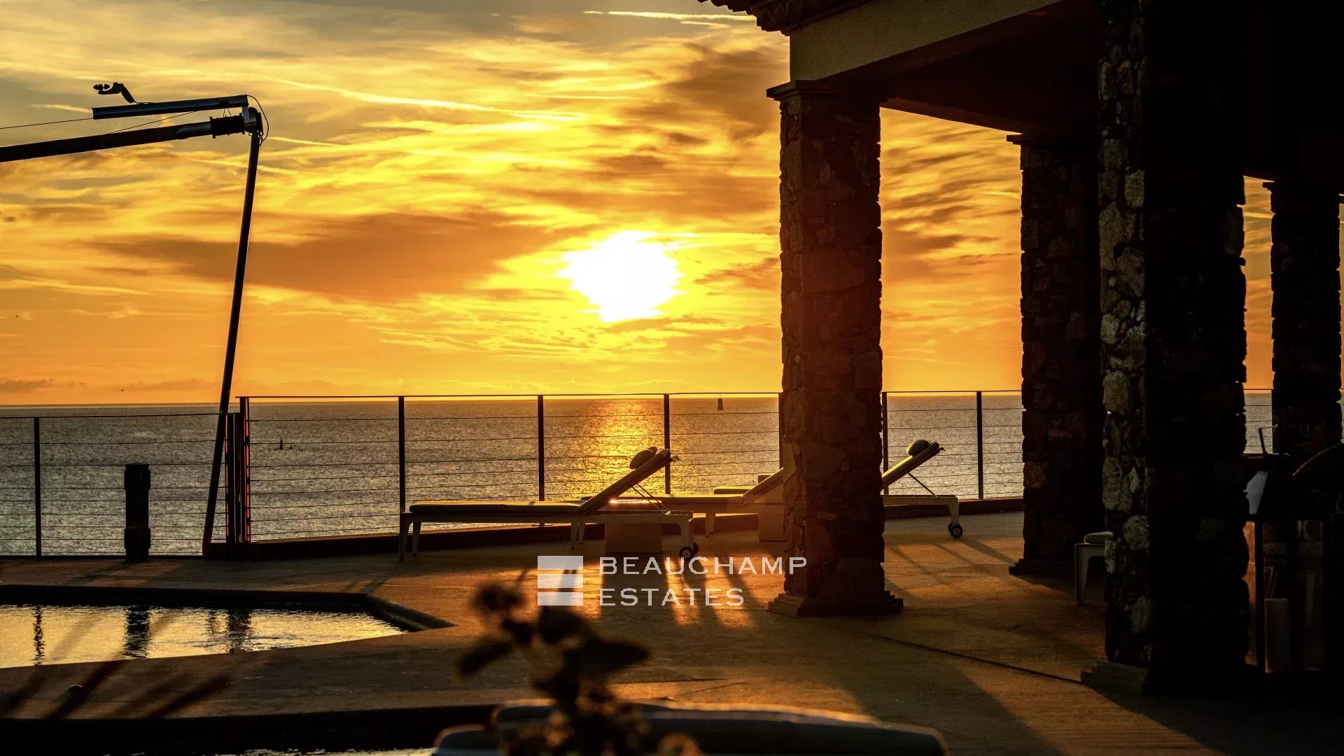 Villa pieds dans l’eau au coeur du domaine des Parcs de Saint-Tropez Waterfront villa in the heart of the Parcs of Saint-Tropez area