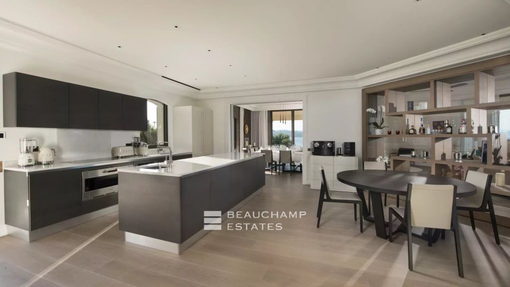 Waterfront villa in the heart of the Parcs of Saint-Tropez area