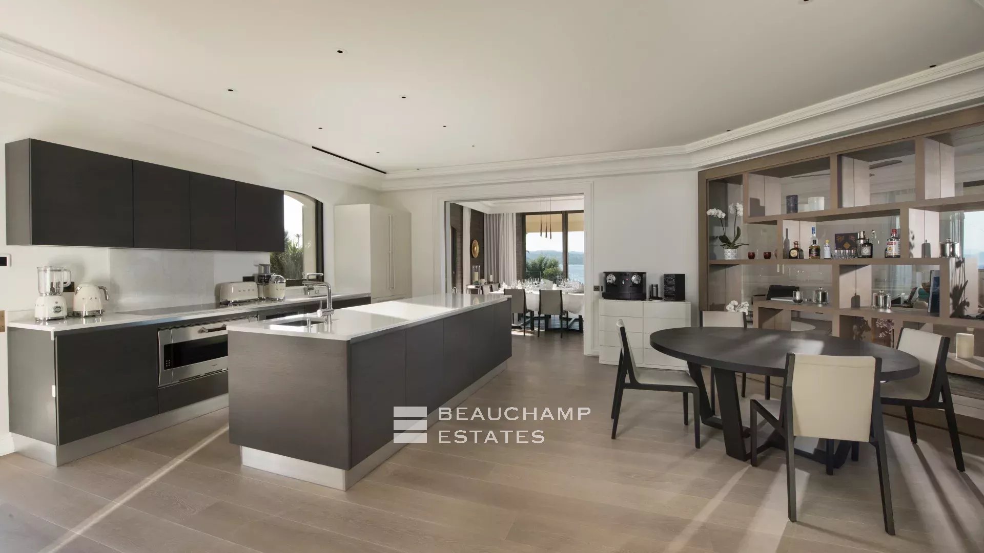 Villa pieds dans l’eau au coeur du domaine des Parcs de Saint-Tropez Waterfront villa in the heart of the Parcs of Saint-Tropez area