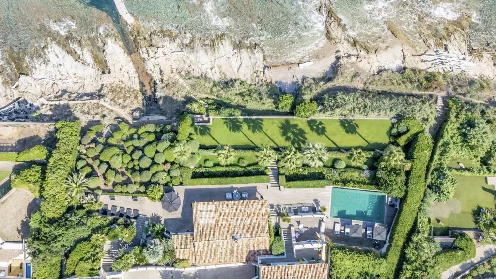 Waterfront villa in the heart of the Parcs of Saint-Tropez
