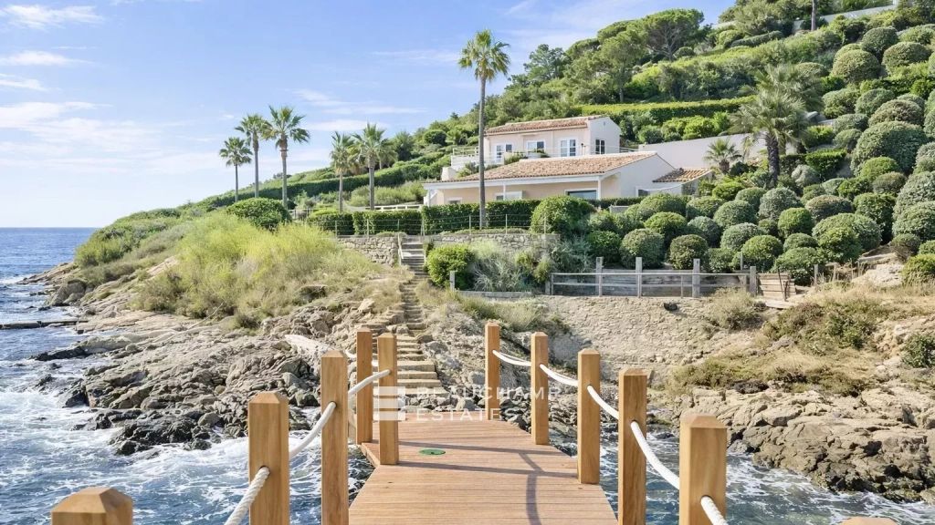 Waterfront villa in the heart of the Parcs of Saint-Tropez