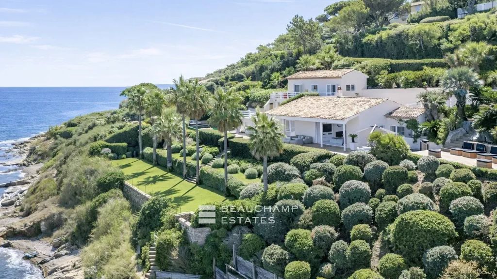 Waterfront villa in the heart of the Parcs of Saint-Tropez